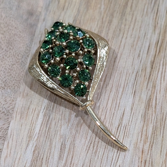 Vintage Rhinestone Brooch, Gold Tone Flowerbud with Green Stones - Picture 2 of 6